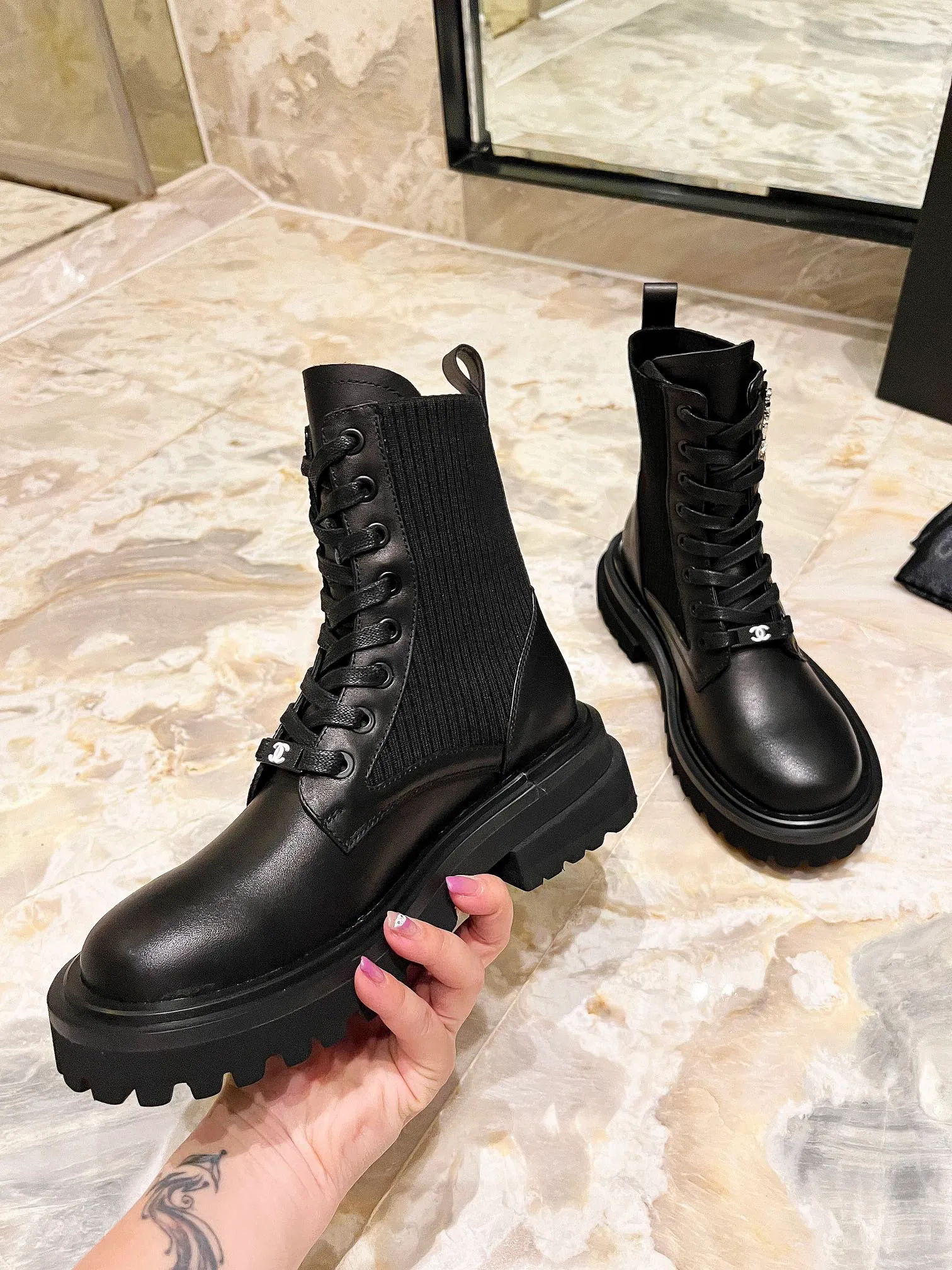 👟👟Ex-factory price 600 👟👟 CHANEL new autumn and winter 24 B letter knight boots. This knight Martin boot is really a representative of handsome fashion. It is simple, fashionable and individual. It has a natural and smooth beauty, which has a stunning beauty of time. The heel and sole meet the needs of heightening and wearing comfort at the same time. The toe is round but not clumsy. There is only a very low-key luxury letter logo, which can hold any occasion. , Proportion! Cowhide, open edge beads, water-dyed sheepskin lining Code number: 35-41